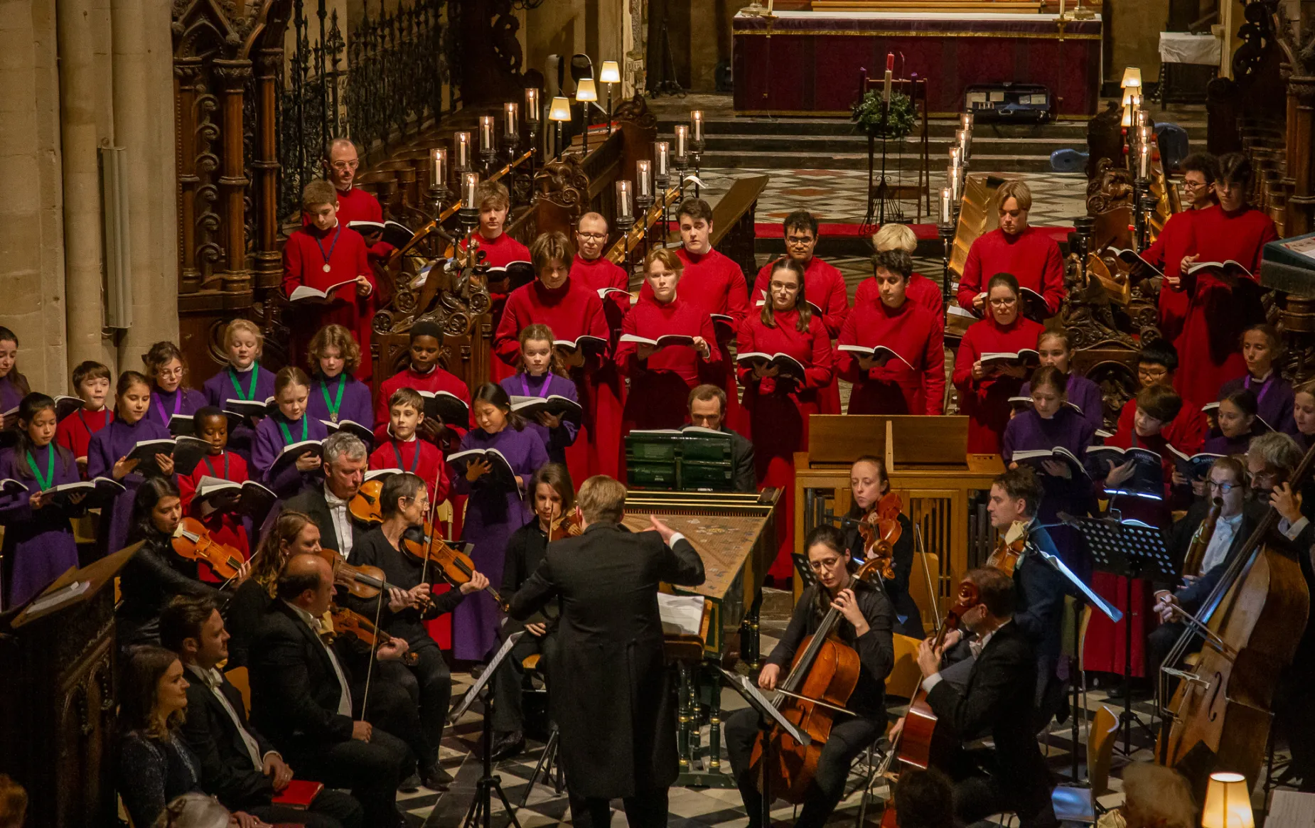 Peter Holder conducts the cathedral choir in a performance of Handel's Messiah in the Cathedral. The boy and girl choristers and clerksa re joined by a chanber orchestra playing 18th century style instruments, and 4 white tie wearing soloists.